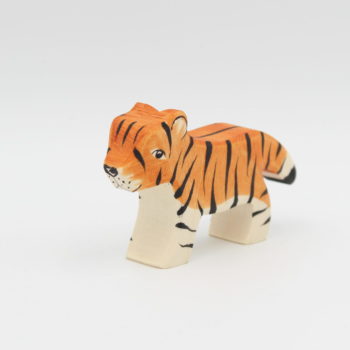 Tigerkind stehend