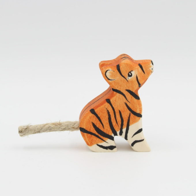 Tigerkind sitzend – Bild 2
