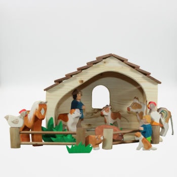 Set bestehend aus Bauerhoftiere, Zäunen und dem Stall