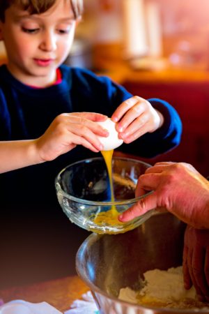 Kinder helfen gerne in der Küche