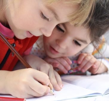 kinder spielen zusammen