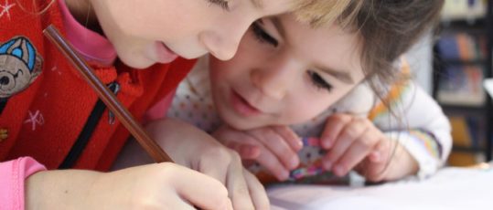 kinder spielen zusammen