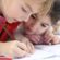 kinder spielen zusammen