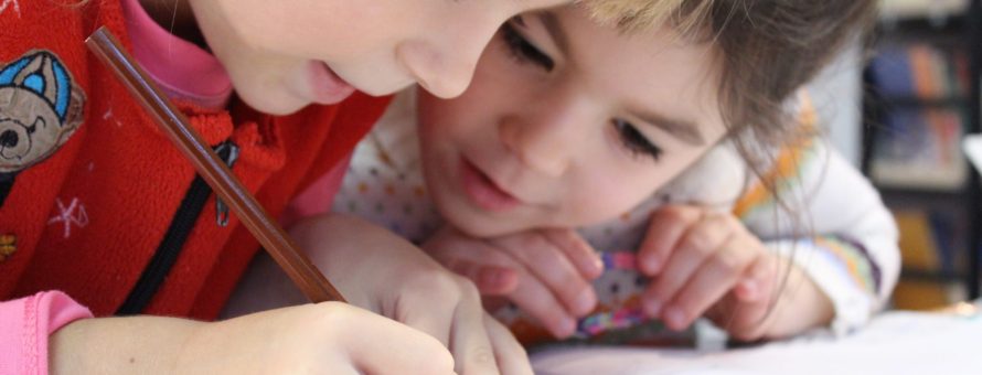 kinder spielen zusammen